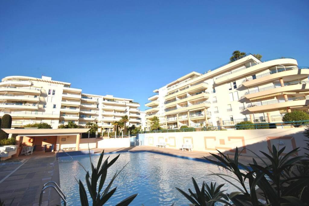 T2 Climatise A 5 Minutes A Pied De La Plage Avec Parking, Piscine Et Wifi Fréjus Kültér fotó